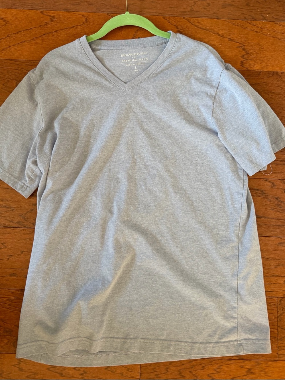 Banana Republic Men's premium Wash Light Gray V-Neck Short Sleeve Tee